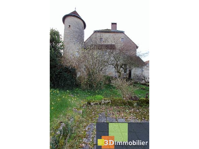 Huis te koop in LONS LE SAUNIER 39000 Jura Franche-Comté France: Woonhuis uit 1549 op een terrein van 1044 m2 Indeling: 11 vertrekken, woonkamer van 52 m2, 1 badkamer, 1 douche, 2 toiletten....