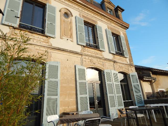 Gîtes/Chambres d'hôtes te koop in LONS LE SAUNIER 39000 Jura Franche-Comté France: Élégante Maison de Maître Haussmannienne uit 1880 met chambres d'hôtes op een terrein van 1148 m2 Indeling: 15 vertrekken, woonkamer van 30 m2, 1 badkamer, 6 douches, 8 toiletten....
