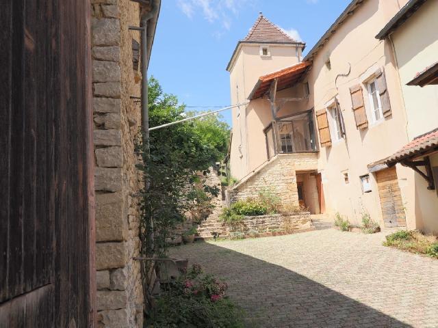 Huis te koop in LUGNY 71260 Saône-et-Loire Bourgogne France: Woonhuis op een terrein van 4500 m2 Indeling: 7 vertrekken, woonkamer van 26 m2, 1 douche, 1 wc....