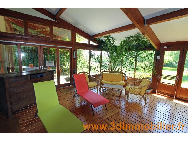 Huis te koop in BLETTERANS 39140 Jura Franche-Comté France: Woonhuis uit 1998 op een terrein van 6705 m2 Indeling: 8 vertrekken, woonkamer van 65 m2, 1 badkamer, 2 douches, 3 toiletten....