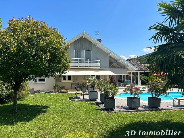 Huis te koop in DOUVAINE 74140 Haute-Savoie Rhônes-Alpes France: Woonhuis uit 2000 op een terrein van 1000 m2 Indeling: 5 vertrekken, woonkamer van 45 m2, 1 douche, 2 toiletten.<br />
In de wijk Sciez-sur-Leman (74140), gelegen in een rustige woonwijk, op 10 minuten van...
