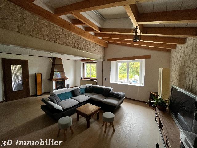 Huis te koop in DOUVAINE 74140 Haute-Savoie Rhônes-Alpes France: Woonhuis op een terrein van 270 m2 Indeling: 7 vertrekken, woonkamer van 36.78 m2, 1 badkamer, 1 douche, 2 toiletten.<br />
Wijk Douvaine (74140), op 5 minuten van de grens en dichtbij alle voorzieningen, ...