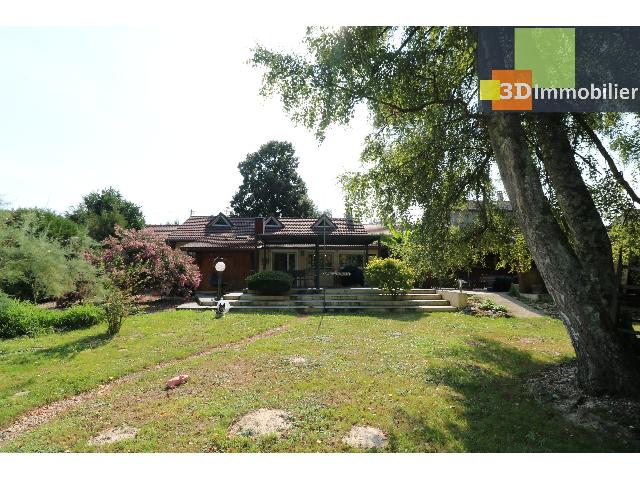 Huis te koop in DOLE 39100 Jura Franche-Comté France: Woonhuis uit 1963 op een terrein van 2000 m2 Indeling: 6 vertrekken, woonkamer van 57 m2, 2 douches, 2 toiletten.<br />
Vlakbij Dole, te koop: aangenaam huis voor liefhebbers van rust en stilte, vrij uitzi...