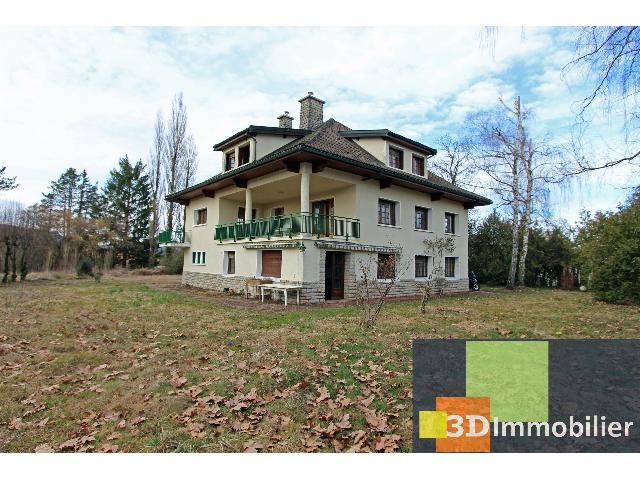 Huis te koop in CLAIRVAUX LES LACS 39130 Jura Franche-Comté France: Woonhuis uit 1968 op een terrein van 5236 m2 Indeling: 10 vertrekken, woonkamer van 45 m2, 2 badkamers, 1 douche, 3 toiletten....