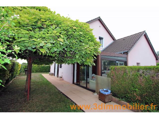 Huis te koop in LONS LE SAUNIER 39000 Jura Franche-Comté France: Woonhuis op een terrein van 692 m2 Indeling: 6 vertrekken, woonkamer van 27 m2, 1 douche, 2 toiletten.<br />
In de wijk MESSIA, een mooi huis met een woonoppervlakte van 90 m². Dit huis, in zeer goede sta...