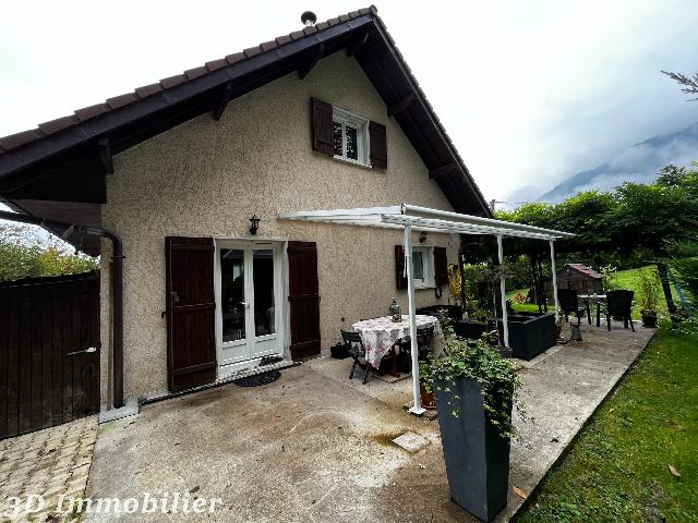 Huis te koop in SCIONZIER 74950 Haute-Savoie Rhônes-Alpes France: Woonhuis uit 1985 op een terrein van 1494 m2 Indeling: 4 vertrekken, woonkamer van 25 m2, 1 badkamer, 2 toiletten.<br />
...