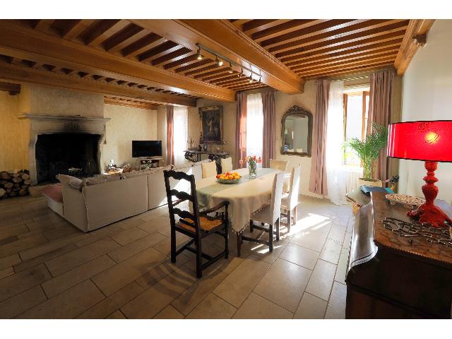 Gîtes/Chambres d'hôtes te koop in TOURNUS 71700 Saône-et-Loire Bourgogne France: Woonhuis uit 1600 op een terrein van 679 m2 Indeling: 15 vertrekken, woonkamer van 44 m2, 2 badkamers, 4 douches, 6 toiletten....