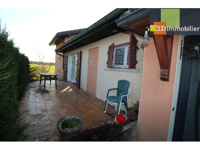 Huis te koop in&nbsp;CHAUSSIN 39120 Jura Franche-Comté France: In een rustig dorpje midden in het landschap nabij Chaussin (39120 - Jura) staat een aangename woning met 5 kamers te koop. De woning biedt 100 m² woonruimte, bijgebouwen en is gelegen op een omheind...