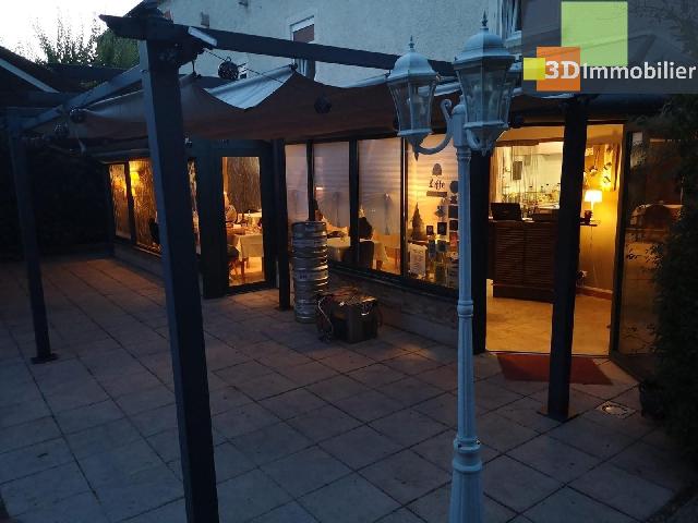 Commercieel object te koop in&nbsp;DOLE 39100 Jura Franche-Comté France: Groot pand, voormalige stenen boerderij met een goed onderhouden hotel/restaurant en een appartement in uitstekende staat, gelegen op een groot perceel van 7800 m², waarvan een deel bebouwbaar is. He...