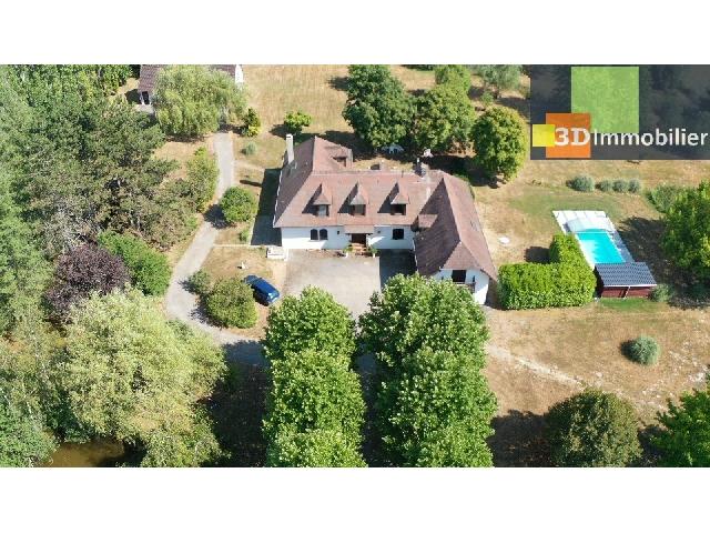 Huis te koop in&nbsp;DOLE 39100 Jura Franche-Comté France: Prachtig en ruim landhuis van 291 m² met een gîte van 55 m², bestaande uit 12 kamers op een groot, omheind perceel van 17.700 m² met een automatische poort, aangelegde tuin en bos, inclusief een v...