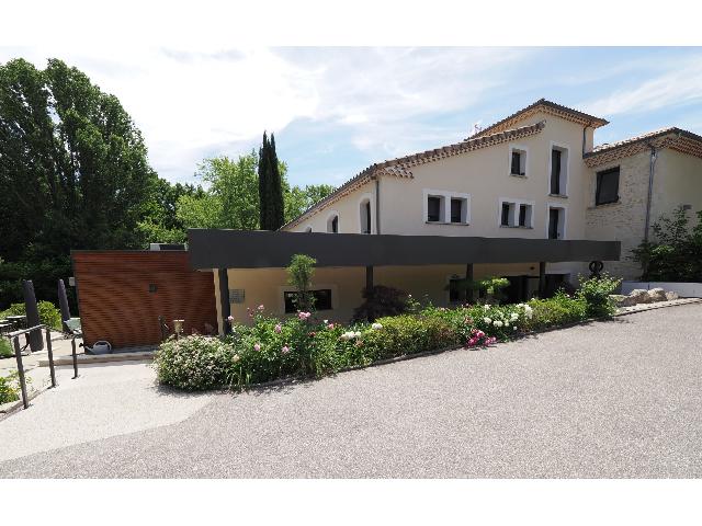 Commercieel object te koop in&nbsp;DIEULEFIT 26220 Drôme Rhônes-Alpes France: In het hart van de Drôme Provençale: een prachtig 4-sterrenhotel, gelegen in een oase van rust en groen. Perfect gebouwd in 2016 volgens 5-sterrennormen, verkeert het gehele pand in nieuwstaat. Het ...