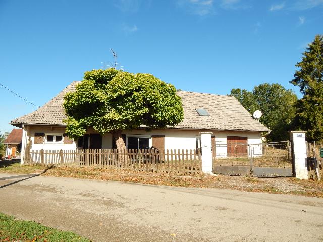 Huis te koop in&nbsp;BLETTERANS 39140 Jura Franche-Comté France: Gerenoveerde boerderij in Bresse-stijl, gelegen nabij Bletterans (39), op 5 minuten afstand en 25 minuten van Lons-le-Saunier, geheel gelijkvloers, circa 118 m² op een bosrijk perceel van 2614 m². V...