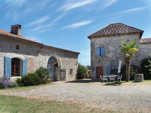 House for sale PRAYSSAS 47 Lot-et-Garonne Aquitaine France: Beautiful stone house with guest house, swimming pool and views. Located in the Lot et Garonne department, surrounded by nature with a dominant position and beautiful views, we present to you an estat...