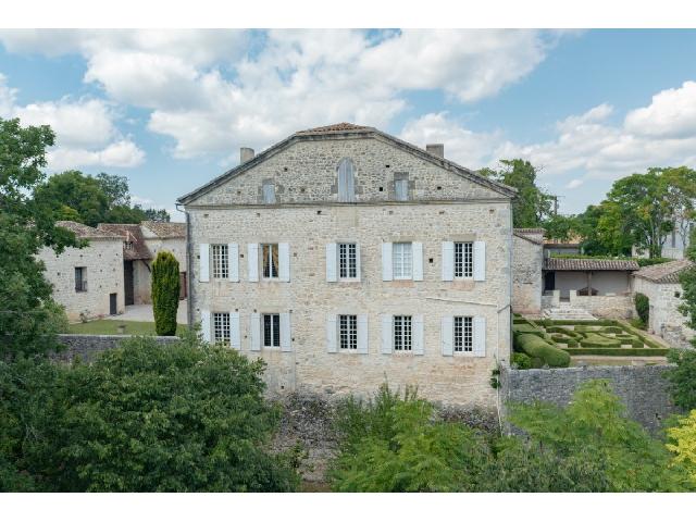 Huis te koop in ROQUECOR 82 Tarn-et-Garonne Midi-Pyrénées Frankrijk: Kasteel met bosrijk park op 2 hectare. In het departement Tarn-et-Garonne presenteren wij u een kasteel uit de 17e en 18e eeuw met een bosrijk park op 2 hectare. In Quercy Blanc, in de stad van het pr...