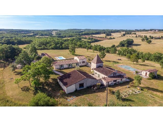 Gites-Chambres-d-hotes te koop in MAUROUX 47 Lot-et-Garonne Aquitaine Frankrijk: Prachtig domein voor ontvangst met luxe faciliteiten. In het zuidwesten van Frankrijk, in het departement Lot, op 10 minuten van een stadje met winkels, restaurants, toerisme. Op de grens van Dordogne...