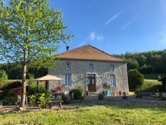 Huis te koop in CASSENEUIL 47 Lot-et-Garonne Aquitaine Frankrijk: In een idyllische omgeving, gerestaureerd huis met zwembad en 15 ha grond. In het departement Lot-et-Garonne presenteren wij u een prachtige gerestaureerde boerderij, gelegen op een idyllische locatie...