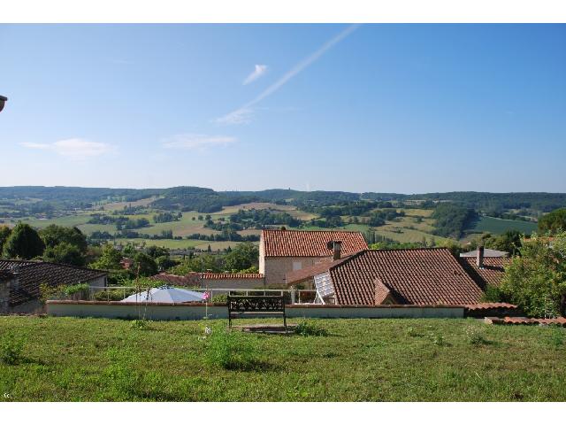 Huis te koop in VILLENEUVE SUR LOT 47 Lot-et-Garonne Aquitaine Frankrijk: Dorpshuis met zwembad en mooie tuin. In het zuidwesten van Frankrijk, in het departement Lot et Garonne, in het centrum van een middeleeuws dorp met winkels, restaurants en culturele activiteiten. 1u3...