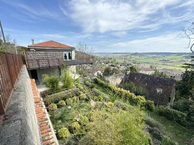 Huis te koop in PENNE D'AGENAIS 47 Lot-et-Garonne Aquitaine Frankrijk: Vastgoedcomplex in een van de mooiste dorpen van Frankrijk. Gelegen tussen Bergerac en Agen, op een paar minuten van Villeneuve-sur-Lot, de tweede grootste stad van het departement met alle winkels, v...