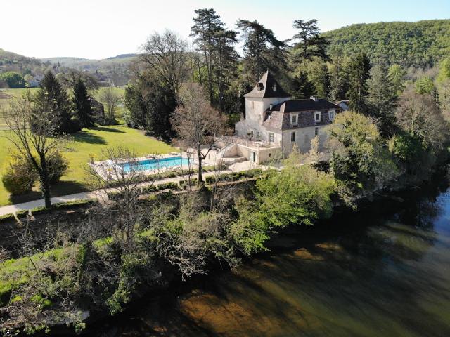 Maison à vendre à PUY-L'EVÊQUE 46 Lot Midi-Pyrénées France: Manoir au bord du Lot. Ce domaine est une exclusivité de Maisonssud.<br />
Dans le sud-ouest de la France, dans le département du Lot, dans la région viticole de Cahors, en bordure d'un charmant village...