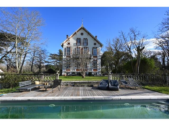 Huis te koop in TOURNON D'AGENAIS 47 Lot-et-Garonne Aquitaine Frankrijk: Uniek herenhuis met zwembad en park. In het departement Lot-et-Garonne, in een rustige en landelijke omgeving aan het einde van een klein pad, presenteren wij u een uniek domein bestaande uit een prac...