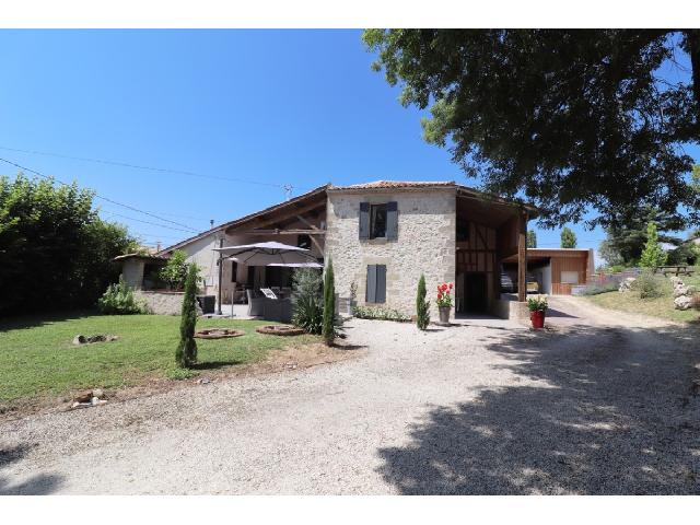 Huis te koop in TONNEINS 47 Lot-et-Garonne Aquitaine Frankrijk: Prachtig domein met een gîte en zwembad. In het departement Lot-et-Garonne zult u zeker verliefd worden op dit smaakvol gerenoveerde stenen pand. Een woonhuis met garage en kelder, een gîte en een z...