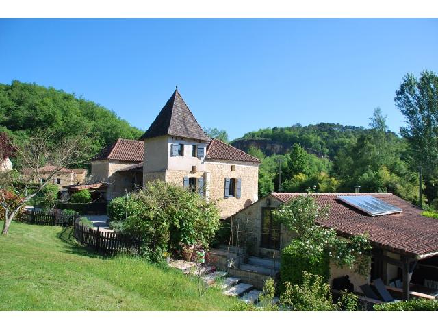 Huis te koop in PUY-L'EVÊQUE 46 Lot Midi-Pyrénées Frankrijk: Landgoed met stenen huis, bijgebouw en zwembad. In het departement Lot-et-Garonne presenteren wij u een prachtig pand gelegen in een klein, rustig gehucht. Rustig en landelijk, 10 minuten van lokale w...