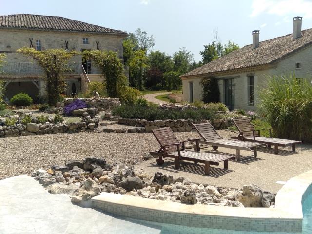 Gites-Chambres-d-hotes te koop in MONTAIGU DE  QUERCY 82 Tarn-et-Garonne Midi-Pyrénées Frankrijk: Prachtig 18e-eeuws vastgoedcomplex met panoramisch uitzicht. Wij presenteren u exclusief een landgoed bestaande uit twee woongebouwen, een woonhuis en een gerestaureerde schuur, gelegen in een schilde...