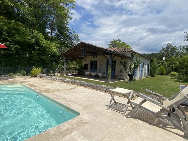 Huis te koop in PORTE-DE-QUERCY 46 Lot Midi-Pyrénées Frankrijk: Prachtig stenen huis met spectaculair zicht. Gelegen in het departement Lot, in de gemeente Porte-du-Quercy, 35 minuten van Cahors en 15 minuten van Tournon d'Agenais, een prachtig stenen huis die mom...