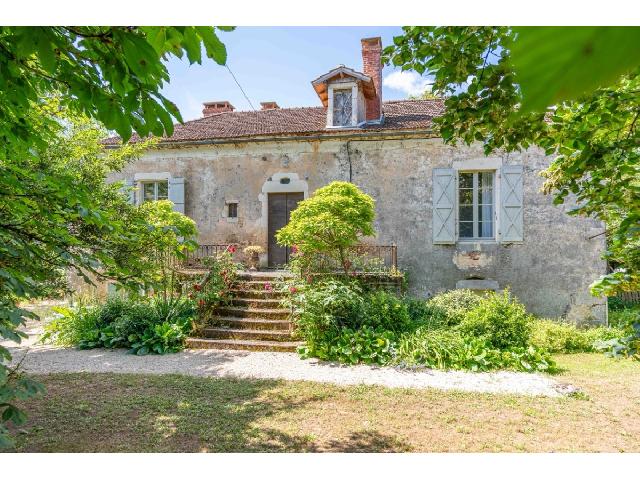 Huis te koop in ALBAS 46 Lot Midi-Pyrénées Frankrijk: Authentiek stenen dorpshuis met schuur. Gelegen in Quercy Blanc, ten zuidwesten van de Lot, presenteren wij u een authentiek Lot-huis, in een gehucht dat enkele stenen huizen rond de kerk samenbrengt....