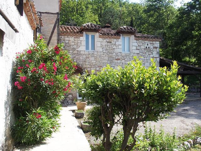 Huis te koop in VILLENEUVE SUR LOT 47 Lot-et-Garonne Aquitaine Frankrijk: Prachtig domein met uitzicht op de Lot-vallei en 2,8 ha. In het departement Lot-et-Garonne presenteren wij u een prachtig domein met zwembad op 5 minuten van Villeneuve sur Lot. Dicht bij alle voorzie...