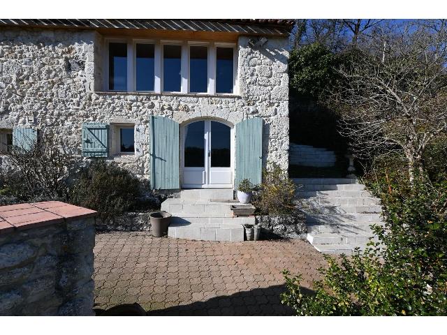 House for sale MONBALEN 47 Lot-et-Garonne Aquitaine France: Magnificent property. Located in the Lot-et-Garonne department just 20 minutes from Agen and 15 minutes from Villeneuve sur Lot, on the side of a hill overlooking a magnificent valley, we present to y...