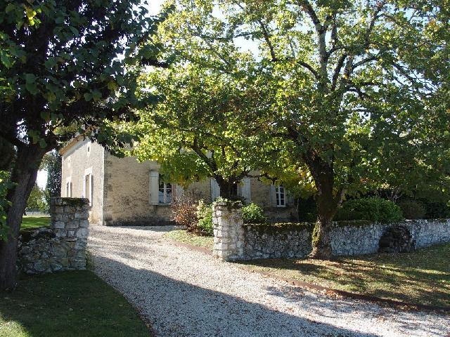 Huis te koop in VILLERÉAL 47 Lot-et-Garonne Aquitaine Frankrijk: Prachtig landgoed met een huis en twee gîtes nabij Villeréal. In het departement Lot-et-Garonne, aan het einde van een lange privéweg, ontdekt u een charmant domein met een stenen hoofdgebouw, een ...