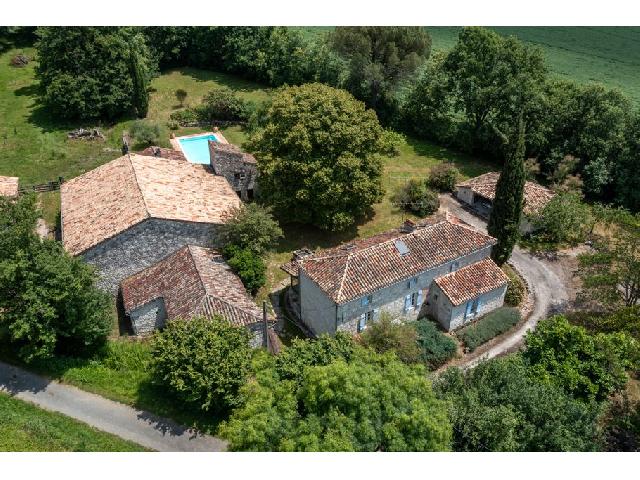 Huis te koop in AGEN 47 Lot-et-Garonne Aquitaine Frankrijk: Authentiek landgoed met 7 ha en zwembad. In het departement Lot-et-Garonne, op 20 min. van Agen, aan het einde van een weg, omgeven door velden en bossen, presenteren wij u een prachtig stenen ensembl...