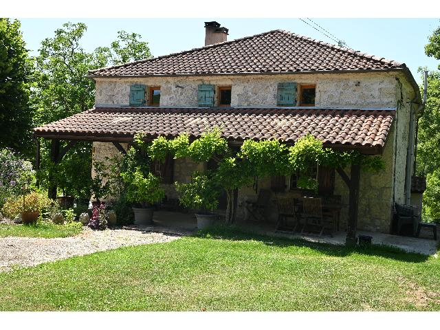 Huis te koop in VILLENEUVE SUR LOT 47 Lot-et-Garonne Aquitaine Frankrijk: Prachtig landgoed midden in de natuur met twee huizen, een schuur en 23 hectare. In het departement Lot-et-Garonne, tussen Agen en Villeneuve, in een weelderige groene omgeving, presenteren wij een pr...