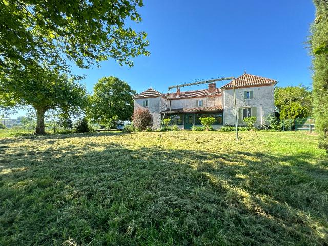 Paardenobject te koop in SAINT SYLVESTRE SUR LOT 47 Lot-et-Garonne Aquitaine France: Domein voor paardenliefhebbers van 6,5 hectare met schuur en bijgebouwen. In het departement Lot-et-Garonne, op slechts enkele minuten van het dorp St Sylvestre sur Lot, een dorp met winkels, school e...