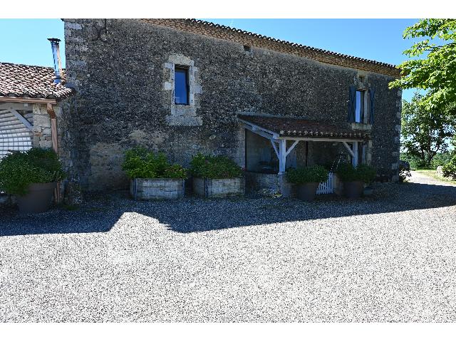 Paardenobject te koop in TOURNON D'AGENAIS 47 Lot-et-Garonne Aquitaine France: Prachtig paardenlandgoed van 11,5 hectare. In het zuidwesten van Frankrijk, in de regio Lot-et-Garonne, grenzend aan de Lot, presenteren wij een prachtig paardenlandgoed met een volledig gerenoveerd h...