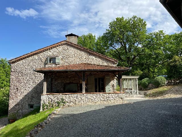 Huis te koop in LAROQUE TIMBAUT 47 Lot-et-Garonne Aquitaine France: Authentiek stenen huis met schuur en zwembad. In het departement Lot et Garonne, aan het einde van een lange privéweg die ons naar een groene oase brengt, ontdekken we een charmant stenen huis met ee...