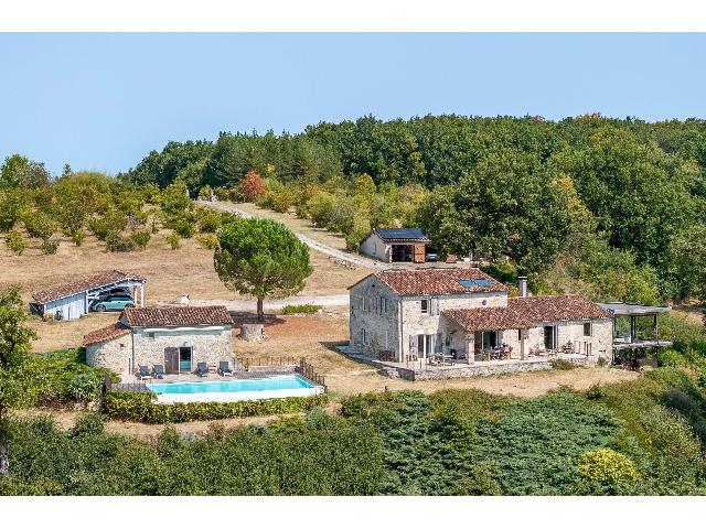 Huis te koop in PRAYSSAS 47360 Lot-et-Garonne Aquitaine Frankrijk: Landgoed met stenen huis en bijgebouwen en een uitzonderlijk uitzicht. In het departement Lot-et-Garonne, tussen Agen en Villeneuve, op minder dan 5 minuten rijden van Prayssas, met al zijn winkels en...