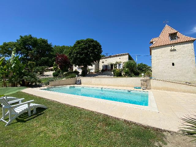 Huis te koop in PUJOLS 47300 Lot-et-Garonne Aquitaine Frankrijk: Charmant stenen huis met gîte en zwembad. In het departement Lot-et-Garonne, tussen Agen en Villeneuve, in een groene omgeving, op slechts enkele minuten van het dorp Pujols, presenteren wij een prac...