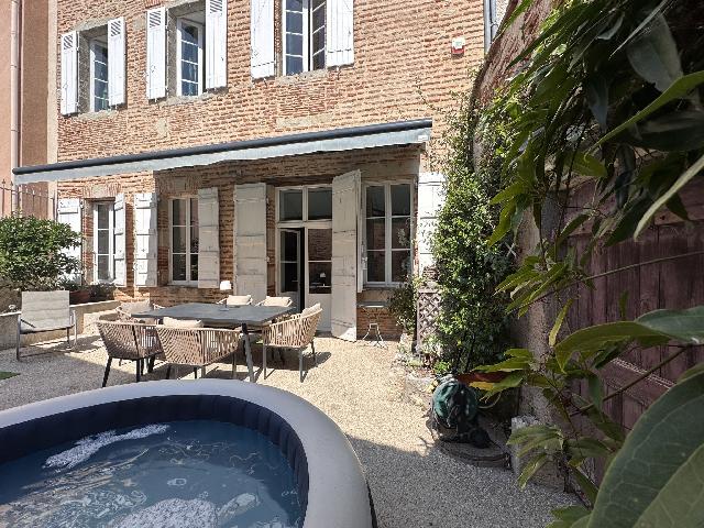 House for sale VILLENEUVE SUR LOT 47300 Lot-et-Garonne Aquitaine France: Characterful townhouse in the heart of the bastide. In the town center of Villeneuve-sur-Lot, in the heart of the bastide, we present a superb townhouse tastefully renovated in 2020/2021. It perfectly...