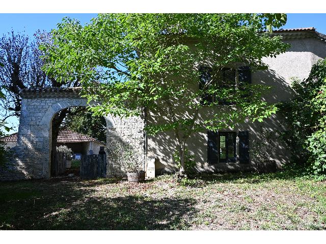 Huis te koop in SAINT BEAUZEIL 82150 Tarn-et-Garonne Midi-Pyrénées France: Prachtig dorpshuis met uitzicht en zwembad. Gelegen in het hart van een karakteristiek dorp in de regio Tarn-et-Garonne, presenteren wij een prachtige gezinswoning met bijgebouwen en een zwembad. Het ...