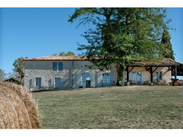 Gites-Chambres-d-hotes te koop in MONFLANQUIN 47150 Lot-et-Garonne Aquitaine Frankrijk: Huis met twee gîtes in een spectaculaire omgeving. Gelegen in het departement Lot-et-Garonne, tussen Monflanquin en Villeneuve-sur-Lot, in een prachtig landschap op een landgoed van 7 hectare met een...