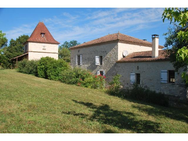 Huis te koop in MONTPEZAT 47360 Lot-et-Garonne Aquitaine France: Groot landhuis met pigeonnier, schuur en zwembad. In het departement Lot-et-Garonne, op een paar minuten van het dorp Montpezat d'Agenais, omgeven door velden met zonnebloemen en pruimenbomen, present...