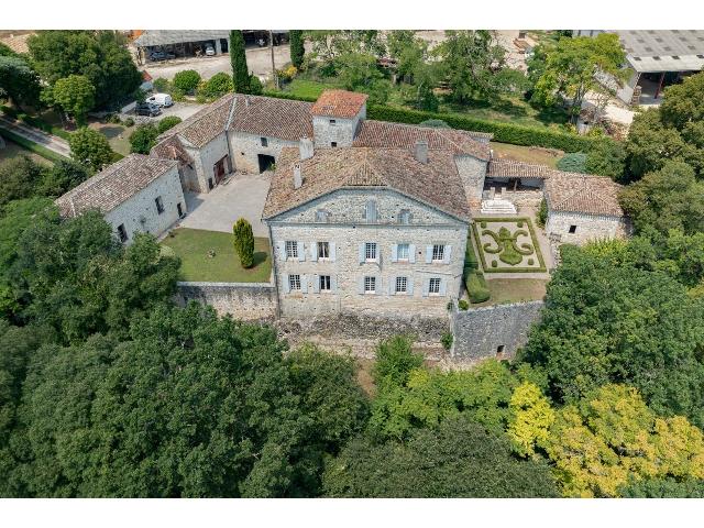 Huis te koop in ROQUECOR 82150 Tarn-et-Garonne Midi-Pyrénées Frankrijk: Kasteel met bosrijk park en 2ha. In het departement Tarn-et-Garonne presenteren wij u een kasteel uit de 17e en 18e eeuw met een bosrijk park op 2 hectare. In Quercy Blanc, in de stad van het prachtig...