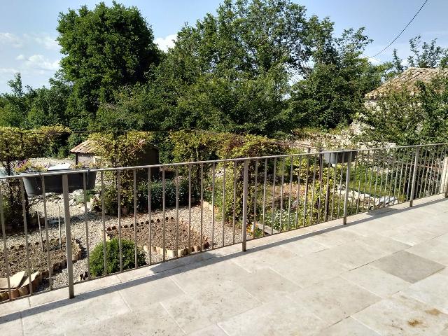 Gîtes/Chambres d'hôtes te koop in&nbsp;VALEILLES 82 Tarn-et-Garonne Midi-Pyrénées France: Prachtig 18e-eeuws vastgoedcomplex met panoramisch uitzicht. Wij presenteren u exclusief een landgoed bestaande uit twee woongebouwen, een woonhuis en een gerestaureerde schuur, gelegen in een schilde...