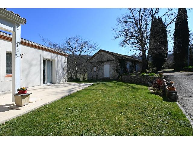 Huis te koop in&nbsp;HAUTEFAGE LA TOUR 47340 Lot-et-Garonne Aquitaine Frankrijk: Prachtig landgoed midden in de natuur met zwembad, mooi uitzicht. Gelegen in het departement Lot-et-Garonne, in een prachtige vallei, tussen Penne d'Agenais en Villeneuve sur Lot. Presenteren wij u ee...