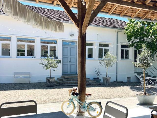 Huis te koop in&nbsp;PENNE D'AGENAIS 47140 Lot-et-Garonne Aquitaine Frankrijk: Uniek gerenoveerde voormalige school met moderne luxe in de Lot-et-Garonne. Gelegen in de prachtige heuvels van het platte land in Lot-et-Garonne, op slechts enkele minuten van een van de mooiste dorp...