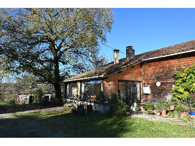 Huis te koop in&nbsp;CUZORN 47500 Lot-et-Garonne Aquitaine Frankrijk: Rustig gelegen landhuis op meer dan 2,5 hectare. In het departement Lot-et-Garonne, midden in de natuur in een bosrijke en heuvelachtige omgeving, zonder overlast in de buurt, presenteren wij een char...