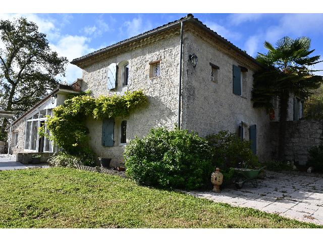Huis te koop in&nbsp;LAROQUE-TIMBAUT 47340 Lot-et-Garonne Aquitaine Frankrijk: Prachtige verbouwde molen met een privé meer. In het departement Lot-et-Garonne, midden in de natuur, in een beschermde omgeving, presenteren wij u deze prachtige oude molen die is omgebouwd tot een ...