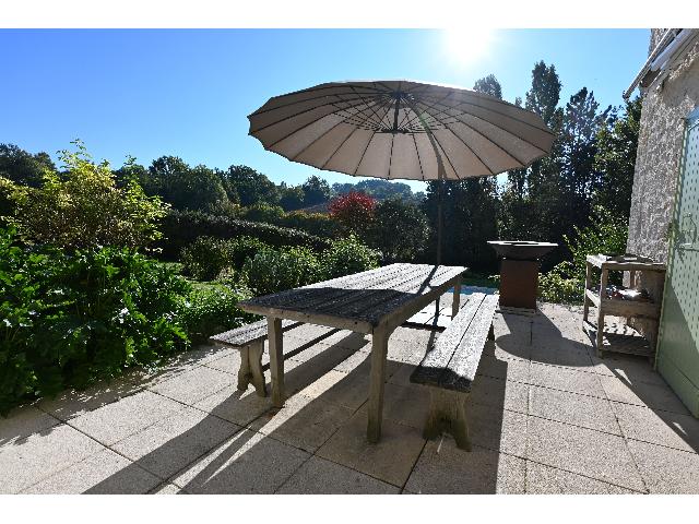 Huis te koop in&nbsp;TEMPLE SUR LOT 47110 Lot-et-Garonne Aquitaine Frankrijk: Prachtig stenen huis met zwembad en schuren. In de regio Lot-et-Garonne, op slechts enkele minuten van een levendig dorp, presenteren wij dit prachtige familiehuis met bijgebouwen en een zwembad. Het ...